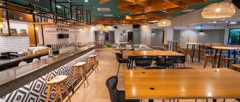 Serves lunch, dinner and happy hour