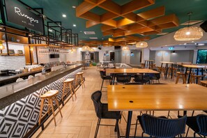 Serverer lunsj, middag og happy hour