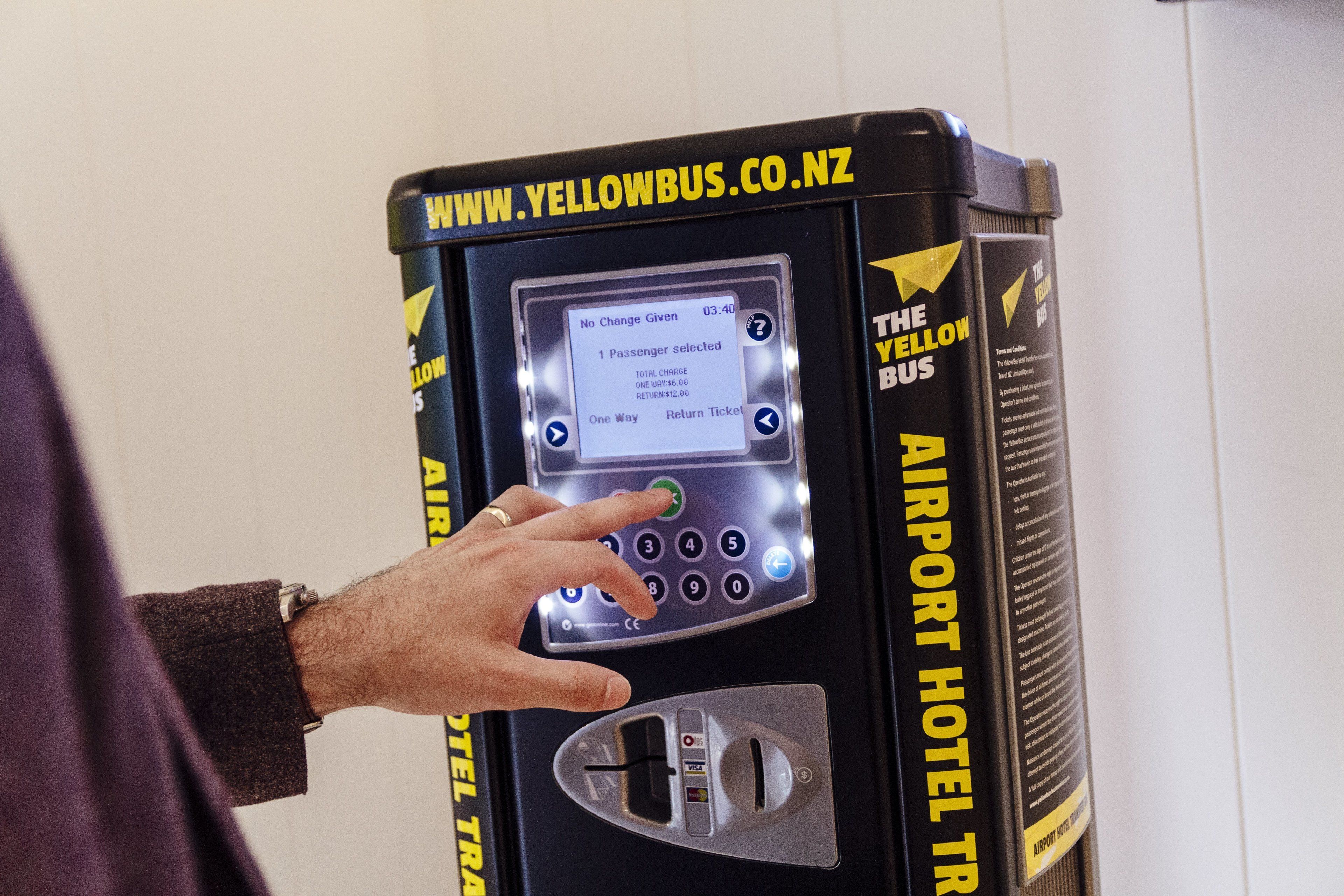 Un kiosque en libre-service doté d’un écran affichant un message concernant le choix du passager et le montant total à payer.