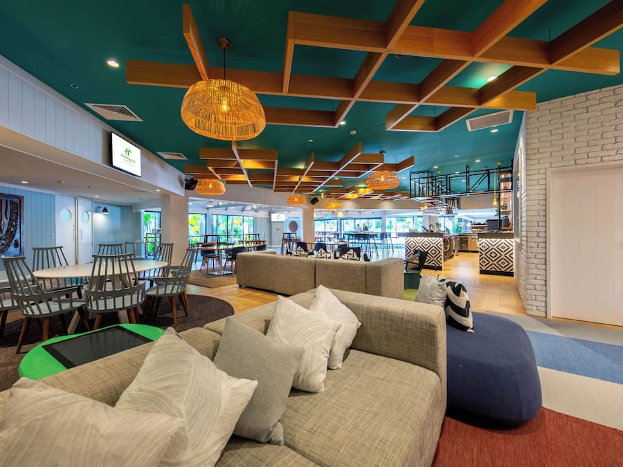 Serves lunch, dinner and happy hour