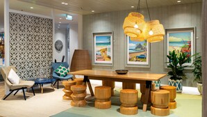 Lobby sitting area - Holiday Inn Auckland Airport by IHG (Auckland)