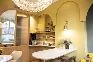 Daily buffet breakfast (EUR 20 per person) - Hôtel LOUISON (Paris)