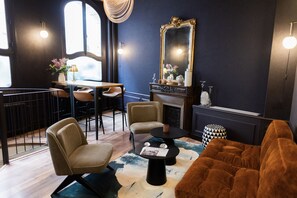 32 インチのスマートテレビ (衛星放送視聴可)、書庫