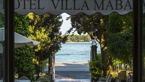 A pathway leading to a beach with a sign reading "HOTEL VILLA MABA". - Hotel Villa Mabapa (Venice)