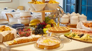 A buffet with various food items including fruits, cheeses, and pastries. - Hotel Villa Mabapa (Venice)