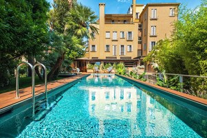Una piscina al aire libre de temporada