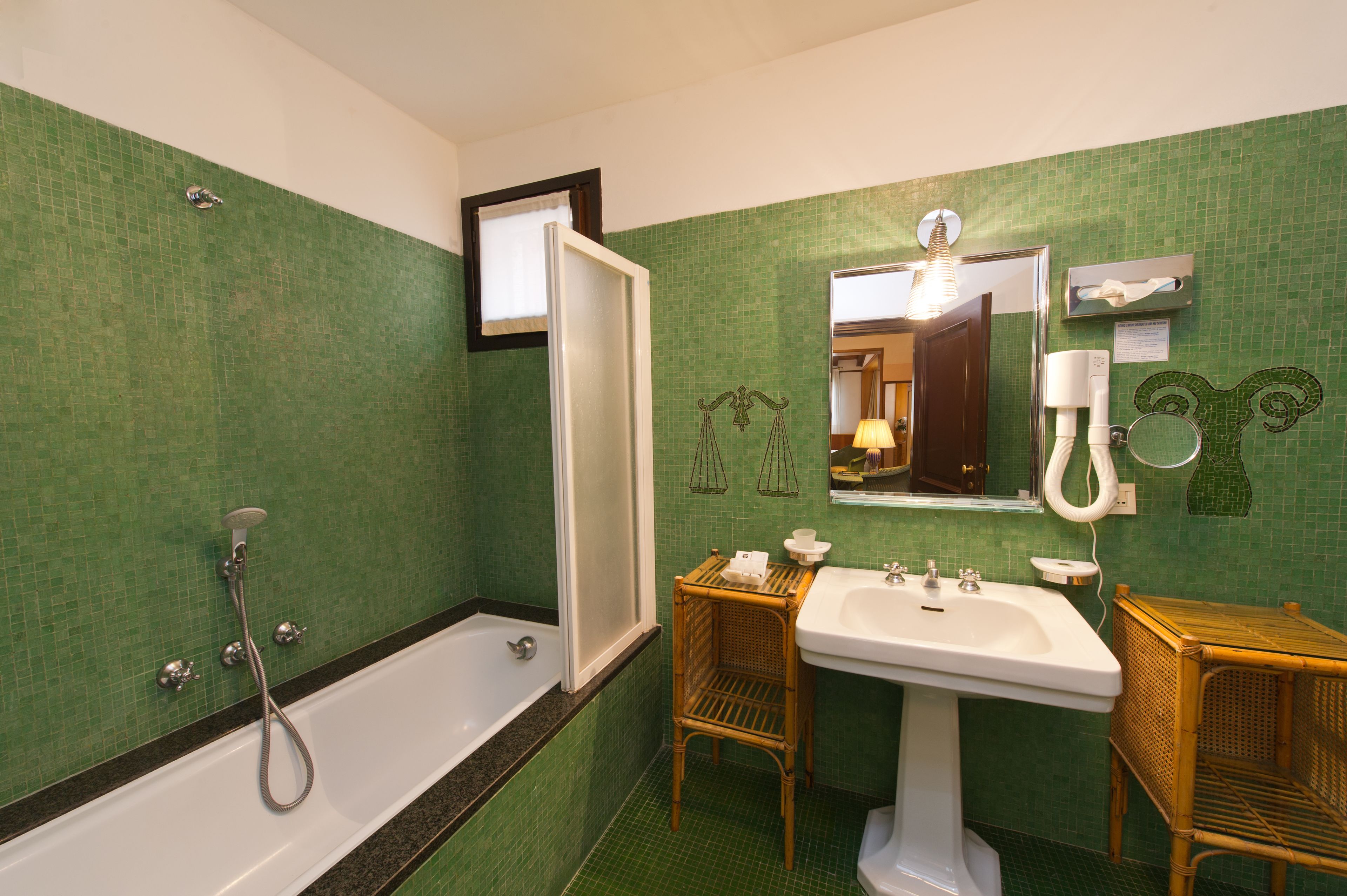 combined shower/bathtub, rainfall showerhead, free toiletries