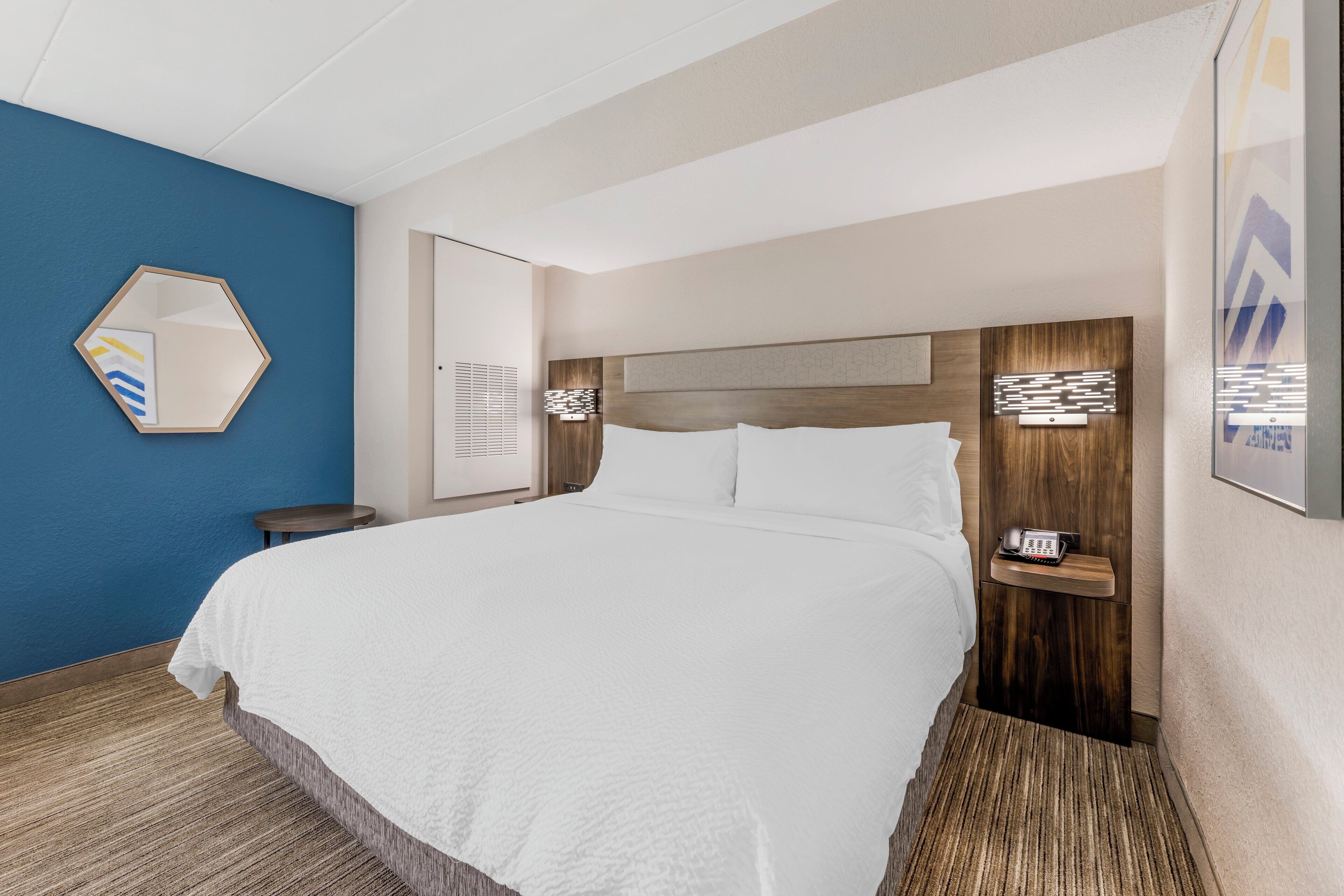 Luxe beddengoed, een bureau, geluiddichte muren