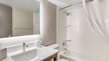 Suite, 1 King-Bett | Hochwertige Bettwaren, Schreibtisch, schallisolierte Zimmer