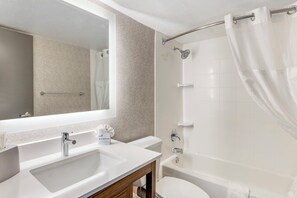 Suíte, 1 cama King | Roupas de cama premium, escrivaninha, quartos à prova de som