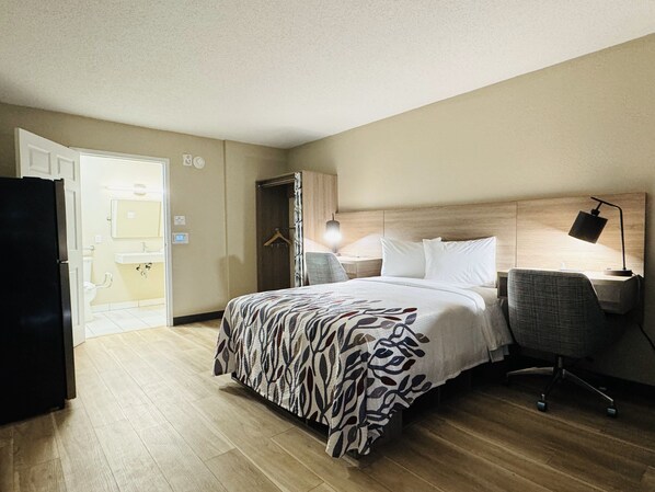 Superior Room, 1 Double Bed, Roll-in Shower, Non Smoking | Desk, laptop workspace, iron/ironing board, free cribs/infant beds