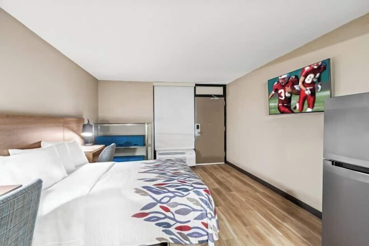 Desk, laptop workspace, iron/ironing board, free cots/infant beds