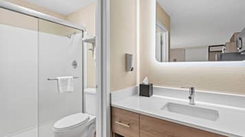 Habitación superior, 2 camas matrimoniales, para no fumadores, cocineta | Baño | Secadora de cabello y toallas