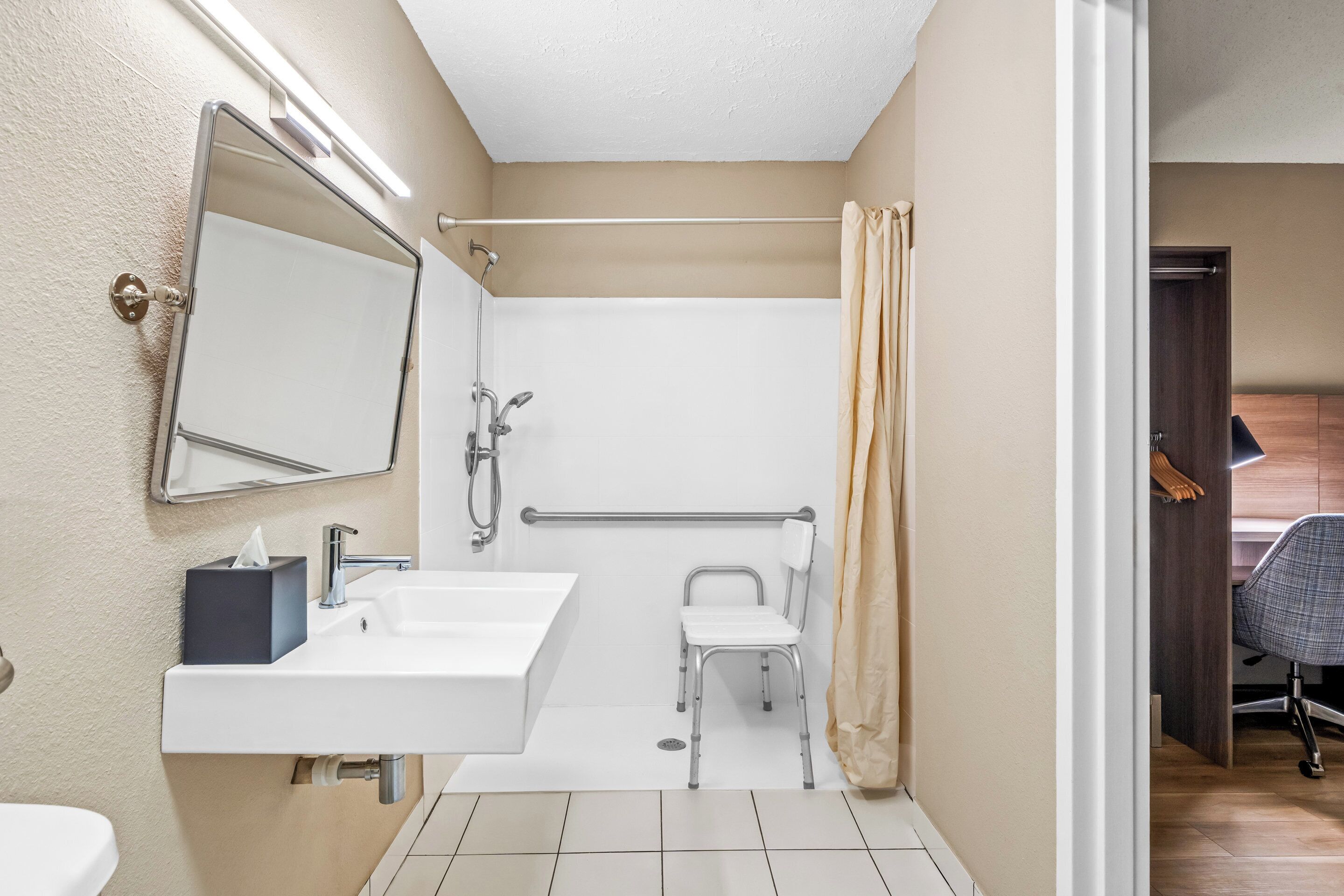 Superior kamer, 1 tweepersoonsbed, rolstoeltoegankelijke douche, niet-roken | Badkamer | Een haardroger, handdoeken