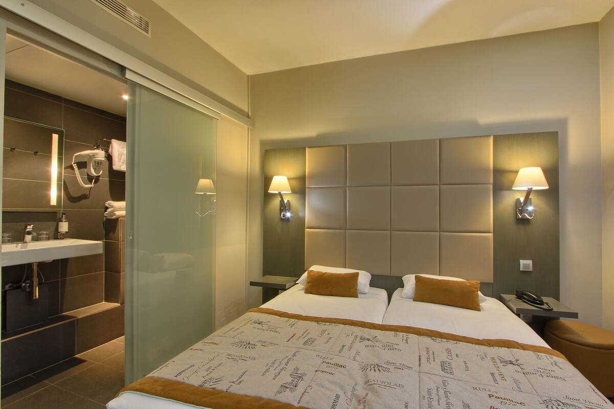 Premium bedding, in-room safe, desk, blackout drapes