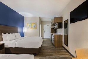 Habitación, 2 camas de matrimonio, no fumadores (Efficiency) | Tabla de planchar con plancha, cunas gratuitas, camas supletorias