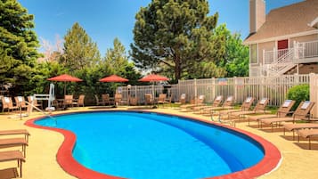 Una piscina al aire libre de temporada