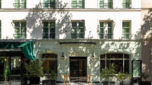 A building with a white facade, multiple windows, and a green awning. - Hôtel Observatoire Luxembourg (Paris)