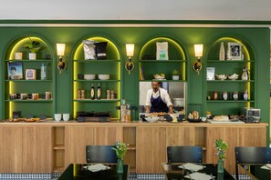 Tägliches Frühstücksbuffet (25 EUR pro Person)