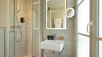 Classic-Doppelzimmer | Badezimmer | Umweltfreundliche Kosmetikartikel, Haartrockner, Hausschuhe, Seife