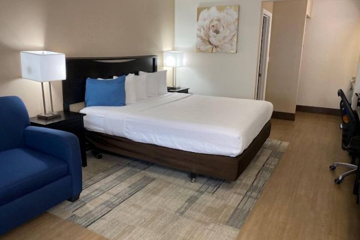Standard Room, 1 Katil Raja (King) dengan Katil Sofa | Tilam berlapik, meja, ruang kerja komputer riba 