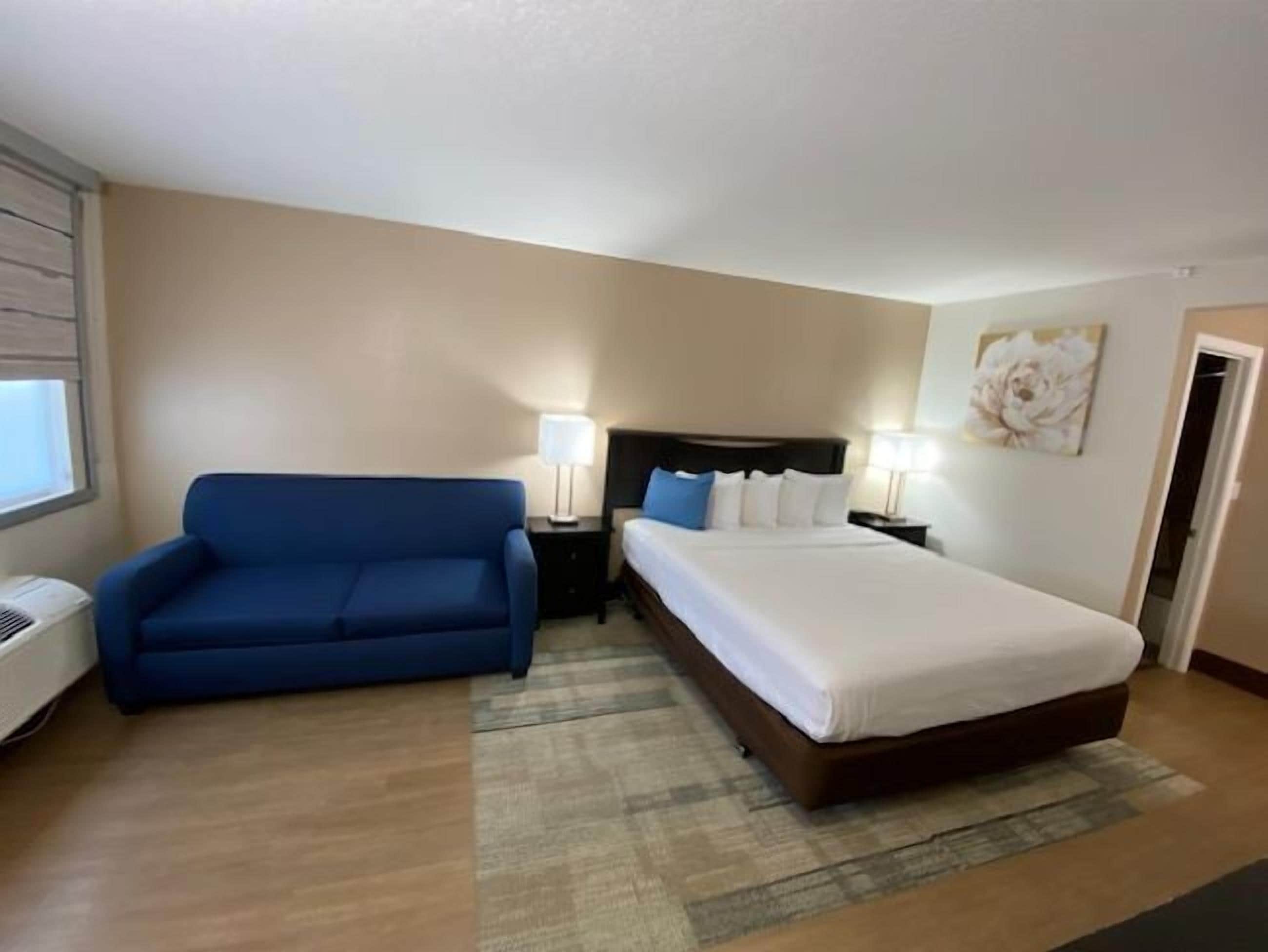 standard room, 1 king bed with sofa bed, non smoking, refrigerator & microwave | 1 bedroom, pillow-top beds, desk, laptop workspace