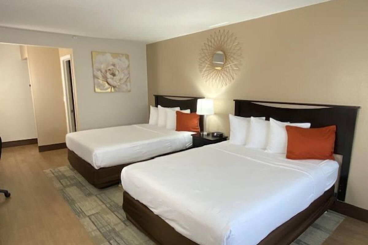 Standard Room, 2 Katil Ratu (Queen) | Tilam berlapik, meja, ruang kerja komputer riba 