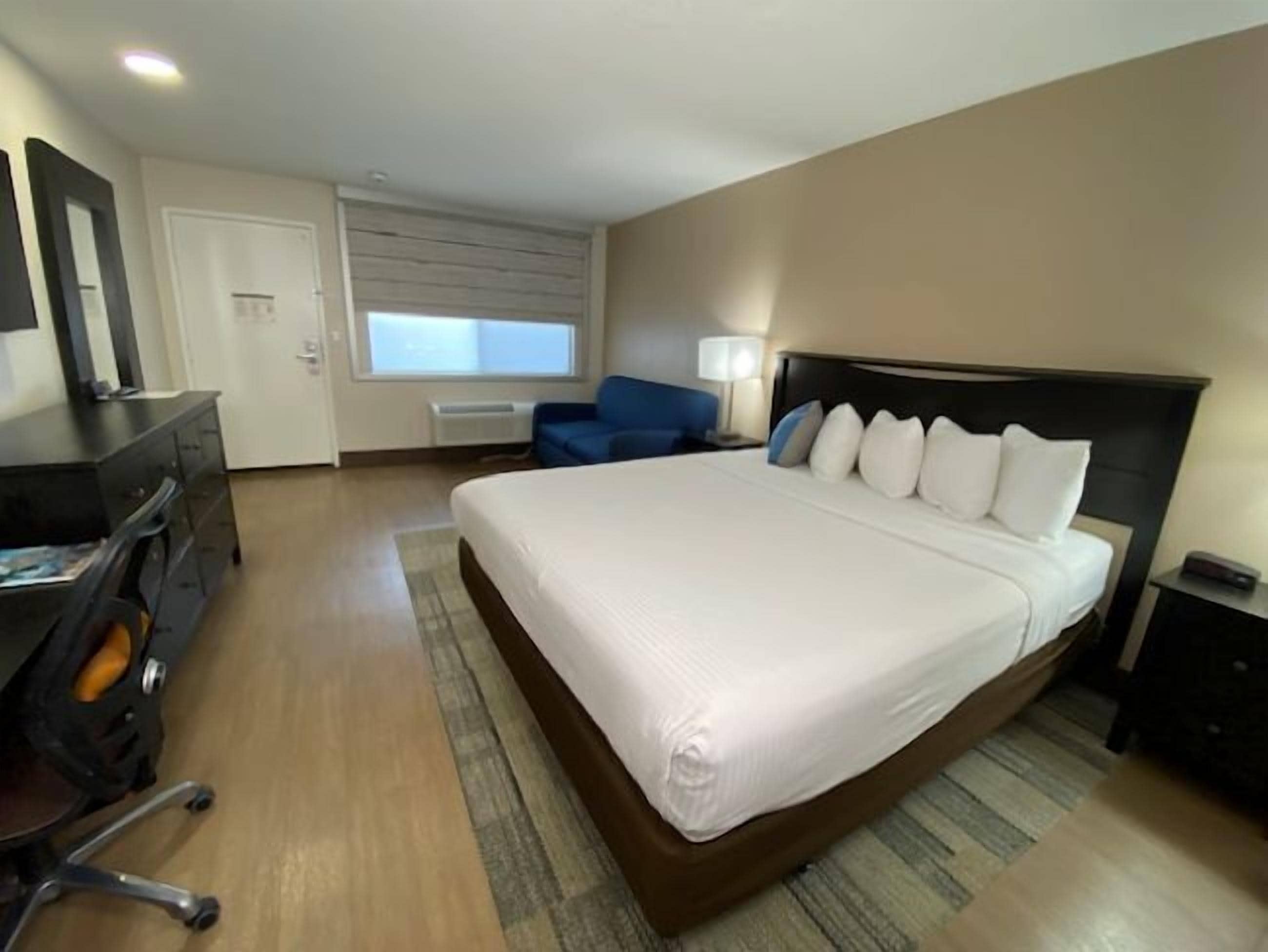 Standard Room, 1 King Bed with Sofa bed, Accessible Bathtub, Non Smoking | Pillowtop beds, desk, laptop workspace, iron/ironing board