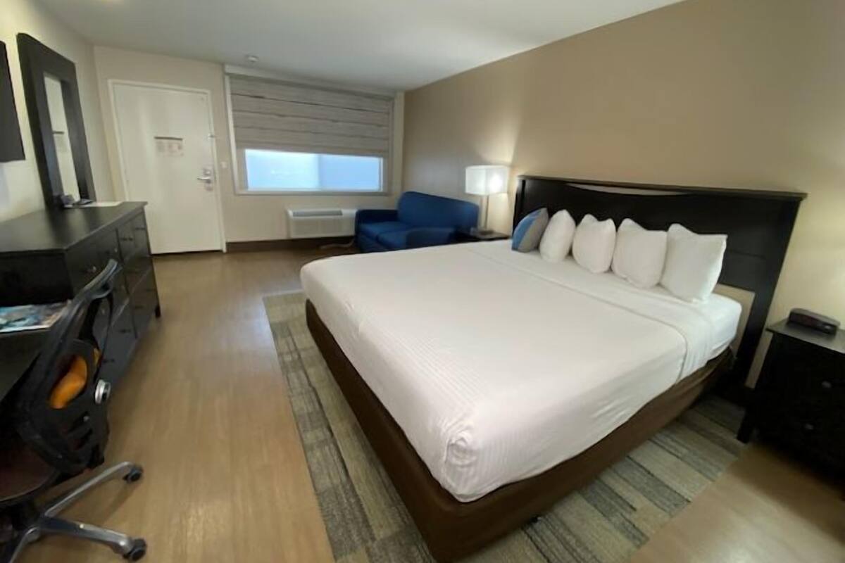 Standard Room, 1 Katil Raja (King) dengan Katil Sofa, tab mandi mudah diakses | Tilam berlapik, meja, ruang kerja komputer riba 