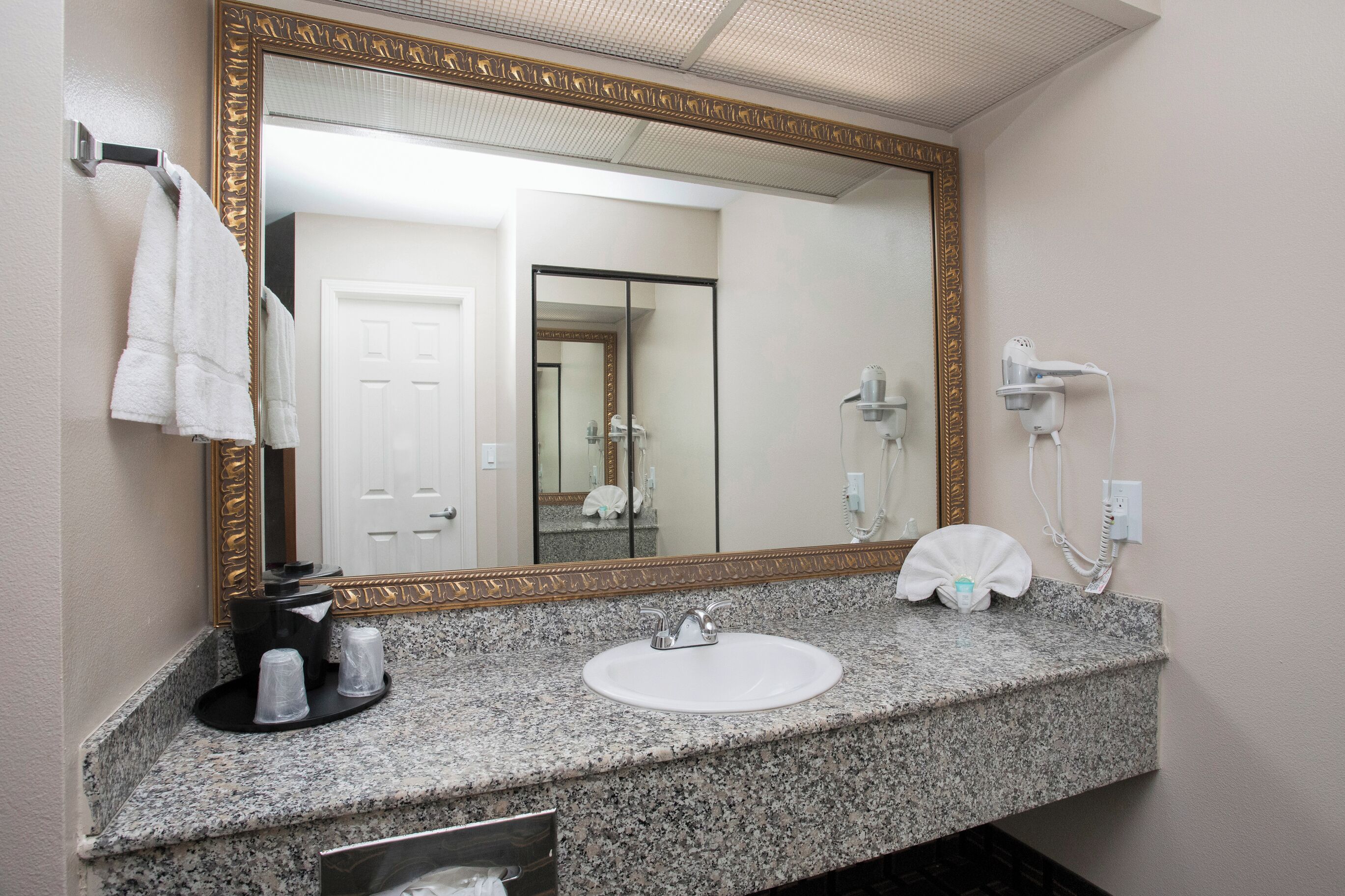 Photo - Stanford Inn & Suites Anaheim