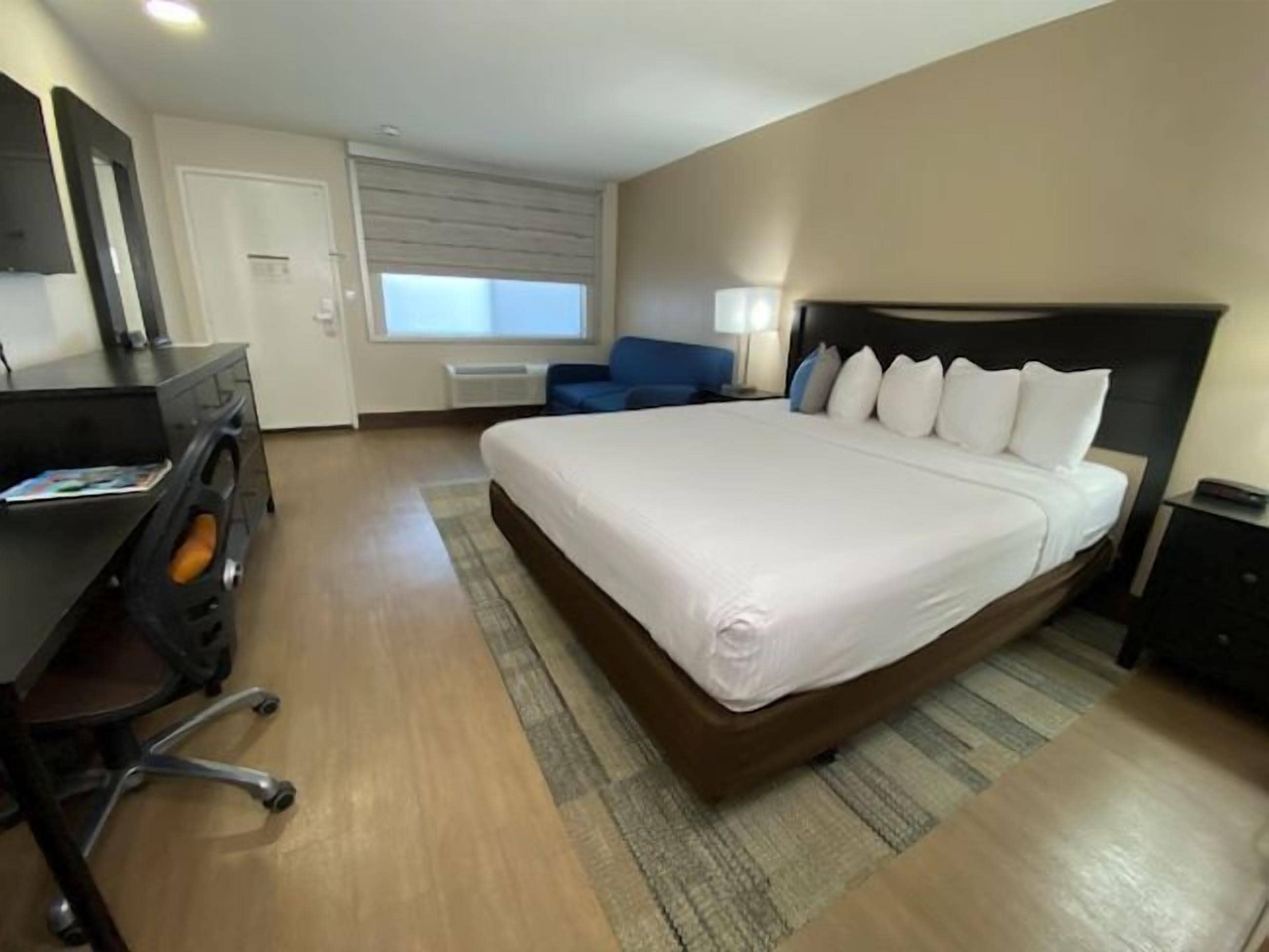 standard room, 1 king bed with sofa bed, non smoking, refrigerator & microwave | 1 bedroom, pillow-top beds, desk, laptop workspace