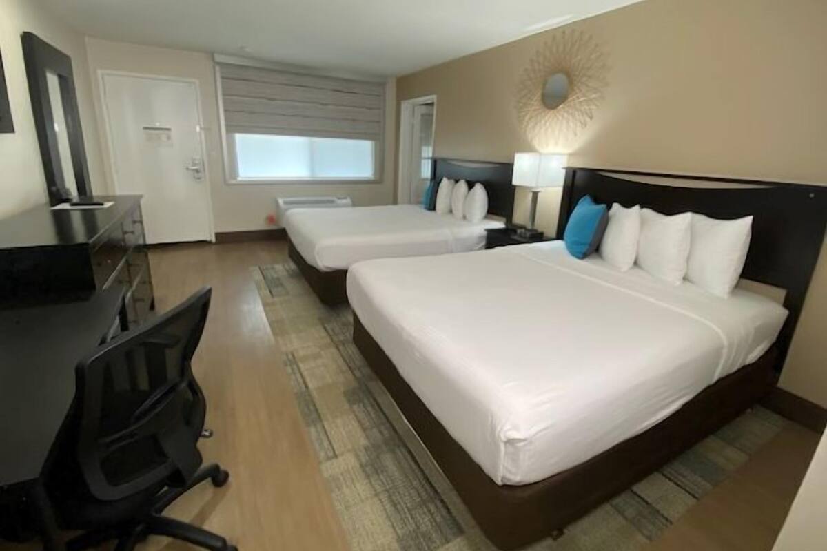 Family Suite, 2 Bedrooms, Private Bathroom | Tilam berlapik, meja, ruang kerja komputer riba 