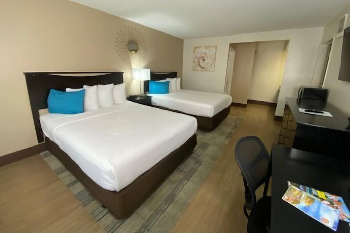 Family Suite, 2 Bedrooms, 2 Bathrooms | Tilam berlapik, meja, ruang kerja komputer riba 