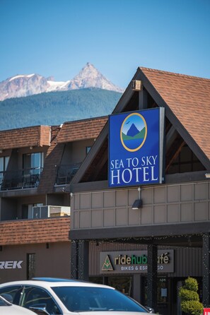 Front of property - Sea to Sky Hotel & Conference Centre (Squamish)