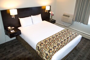 Deluxe Room, 2 Queen Beds | In-room safe, desk, blackout drapes, soundproofing - Sea to Sky Hotel & Conference Centre (Squamish)