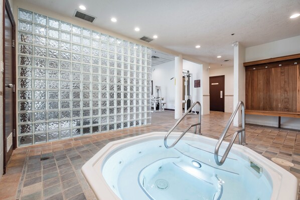 Indoor spa tub