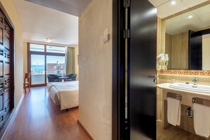 高级房 (Side Sea View) | 办公桌、遮光窗帘、免费 WiFi、床单