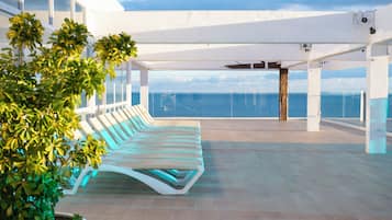 Innenpool, Außenpool, Sonnenschirme, Liegestühle