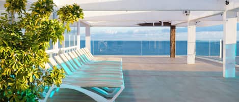 Indendørs pool, udendørs pool, parasoller, liggestole