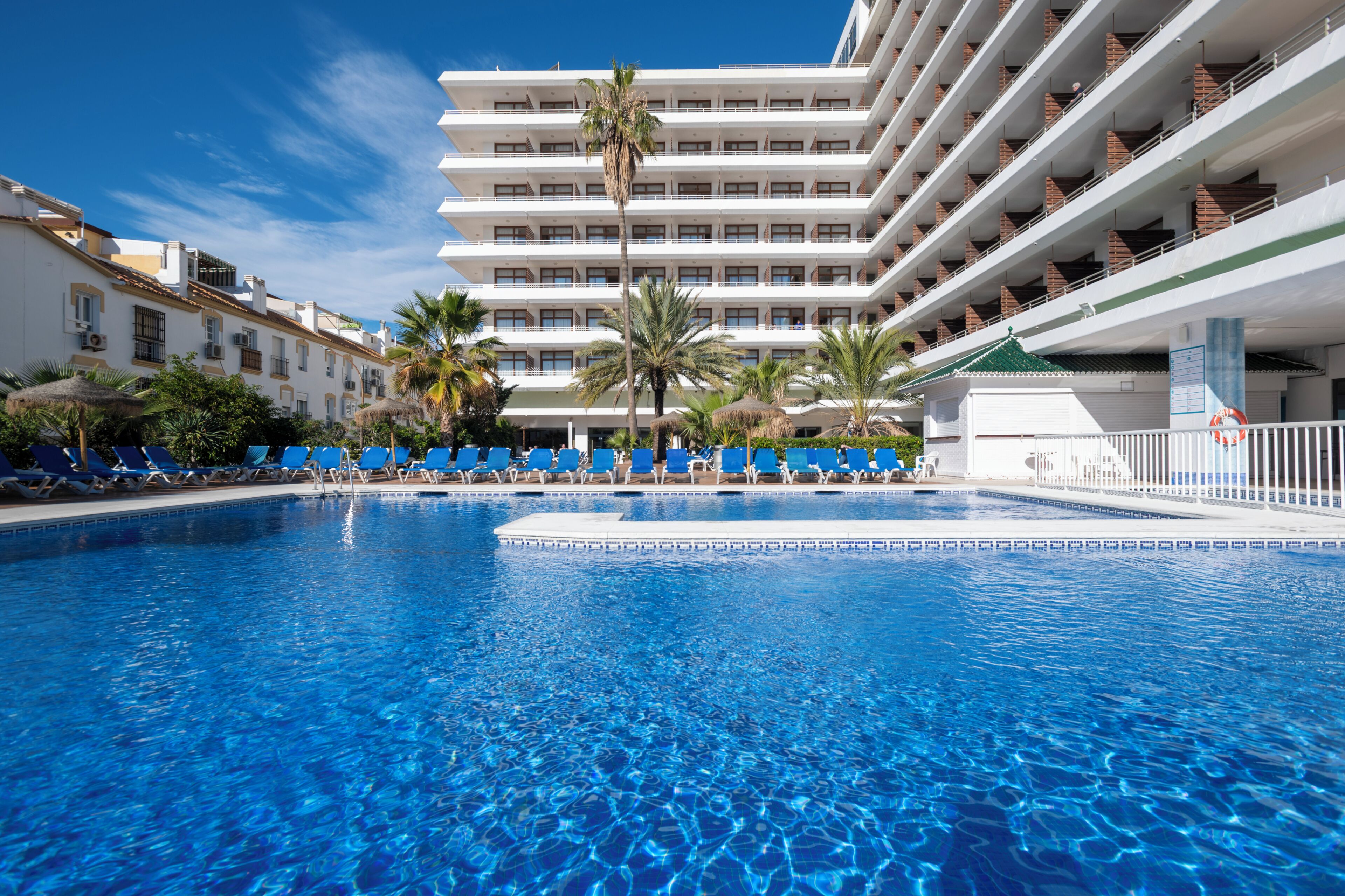 Piscina interna, piscina externa, guarda-sóis, espreguiçadeiras