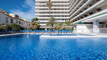 Innenpool, Außenpool, Sonnenschirme, Liegestühle