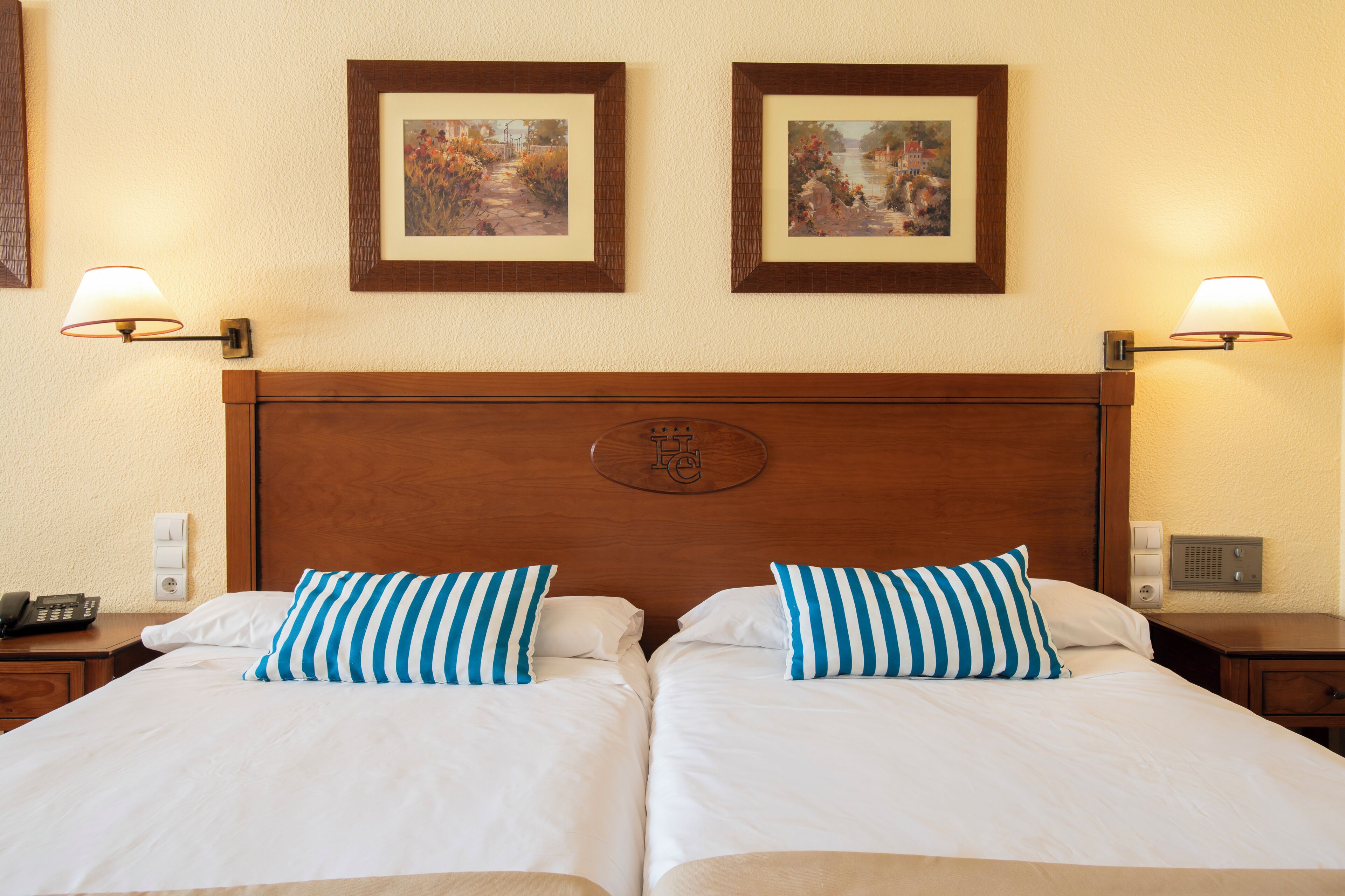 Economy Room | Minibar, desk, blackout drapes, soundproofing