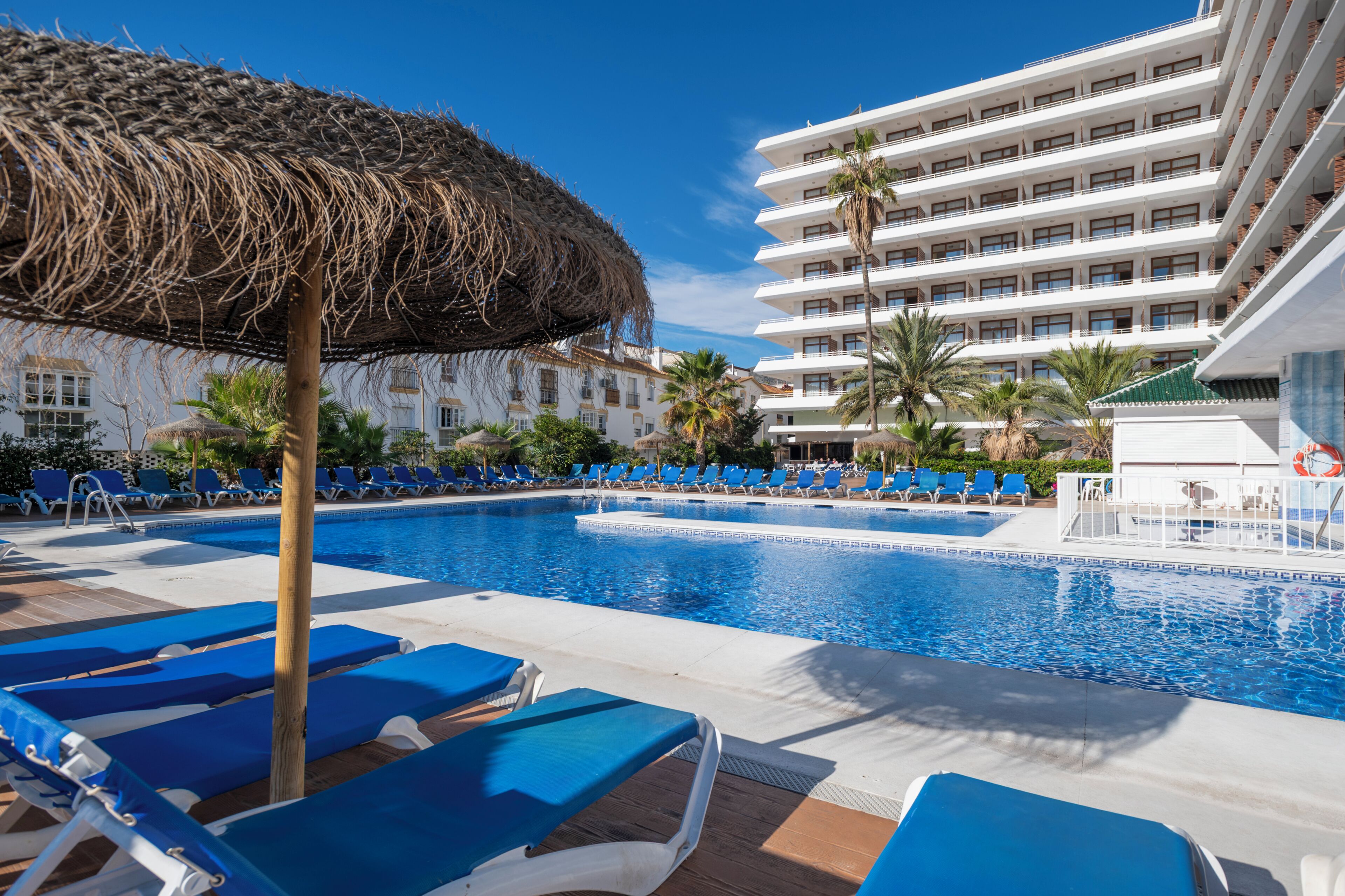 Innenpool, Außenpool, Sonnenschirme, Liegestühle