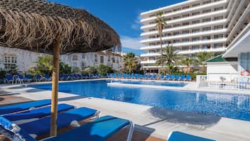 Innenpool, Außenpool, Sonnenschirme, Liegestühle