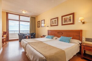 Escritorio, cortinas opacas, wifi gratis y ropa de cama
