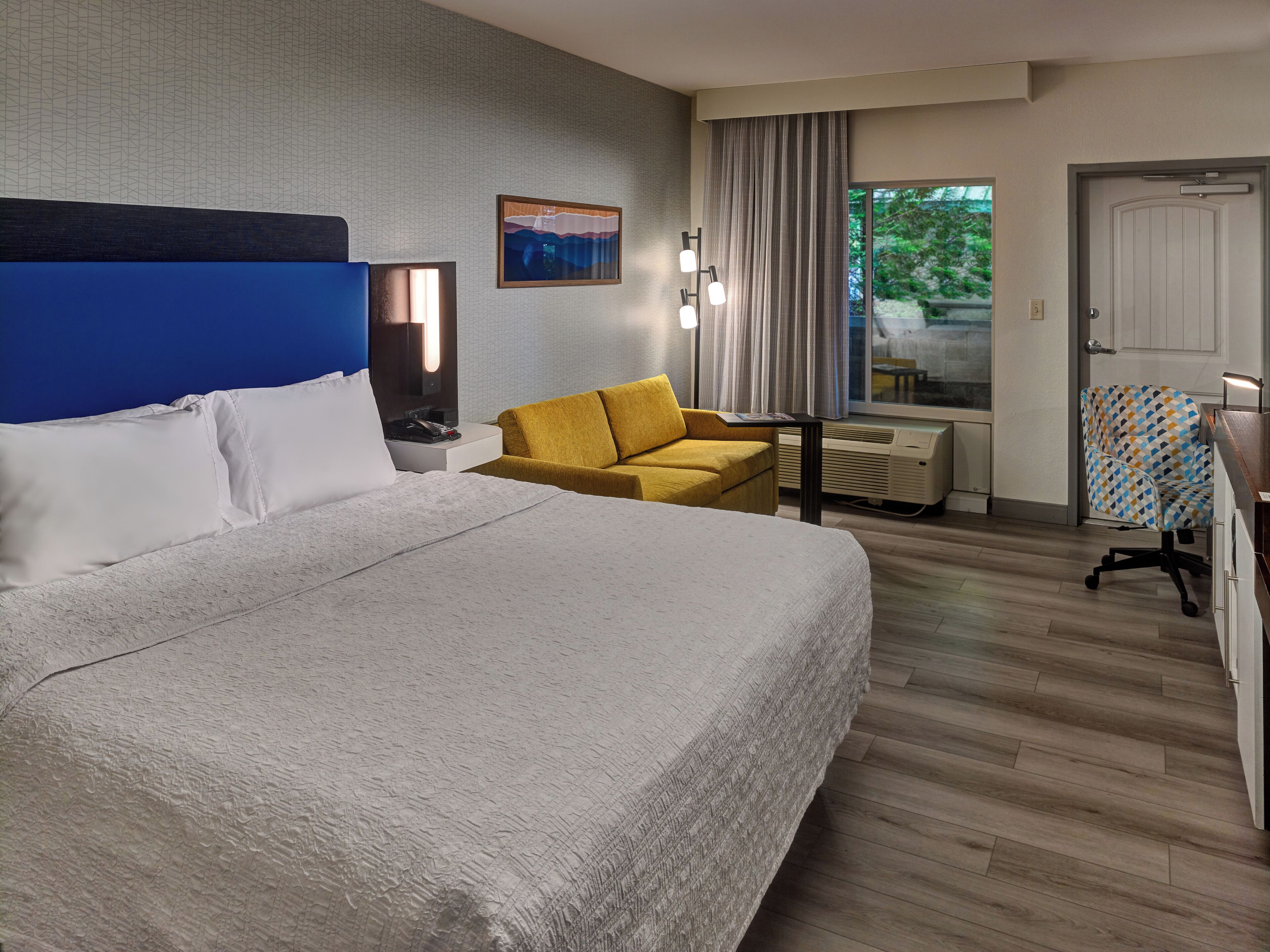 Habitación, patio | Escritorio, espacio para trabajar con laptop y cortinas blackout 