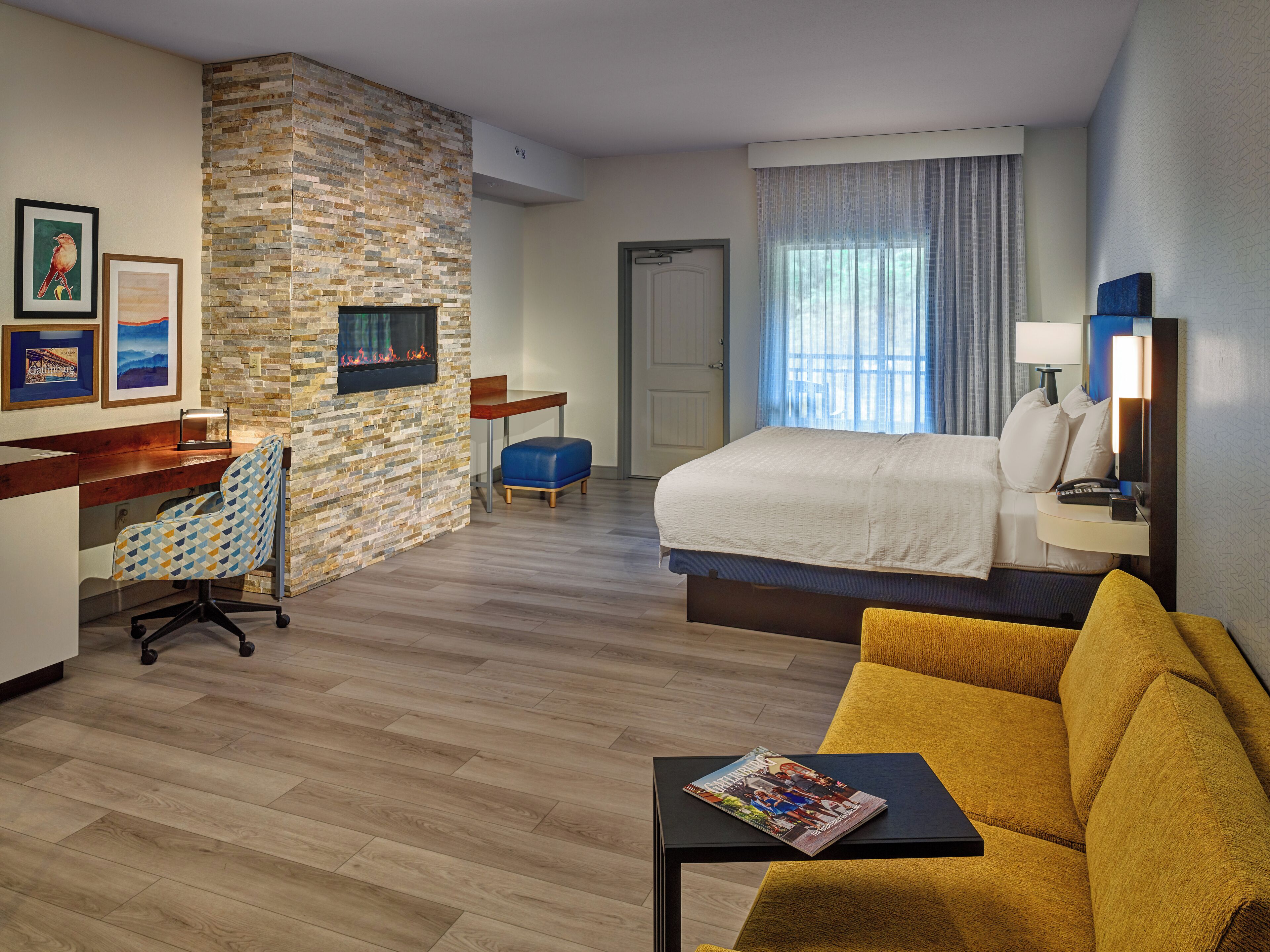 Habitación, 1 cama King size y sofá cama, chimenea (Balcony, Roll-In Shower) | Escritorio, espacio para trabajar con laptop y cortinas blackout 