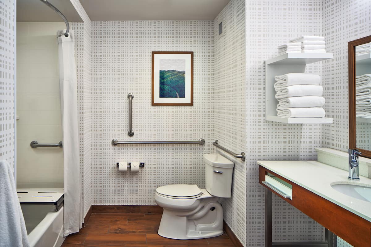Amenidades de baño gratuitas, secadora de cabello, toallas