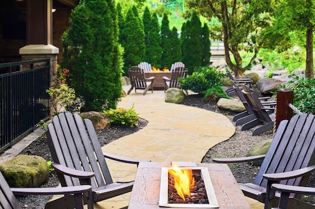 Courtyard. Hampton Inn Gatlinburg Historic Nature Trail