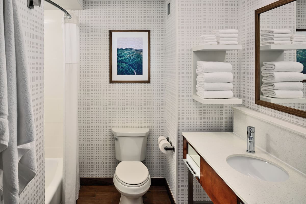 Amenidades de baño gratuitas, secadora de cabello, toallas